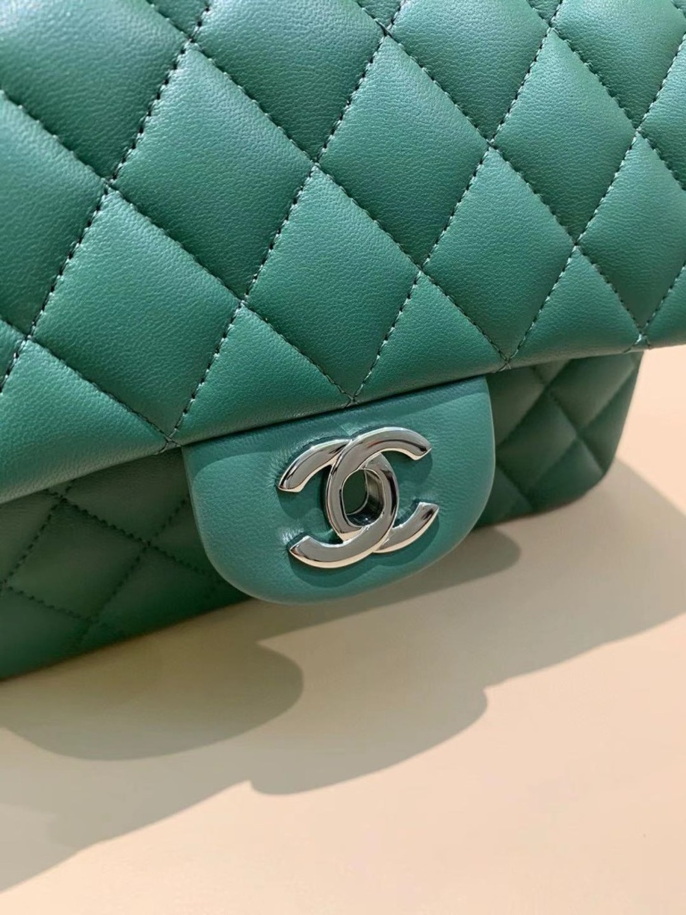 CHANEL Green lambskin Quilted Classic Flap Crossbody with Silver Hardware 23 cm - Picture 5 of 11